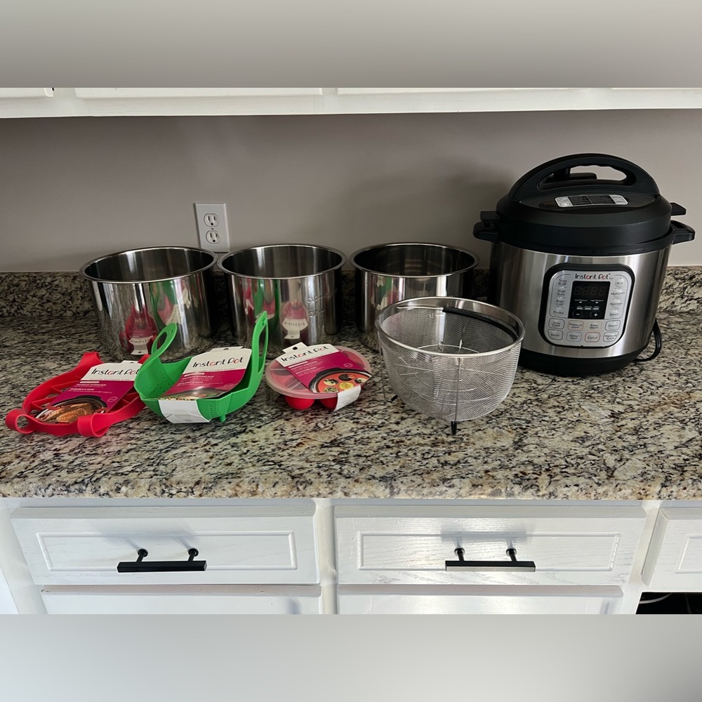 8 Quart Insta Pot with extra pots and accessories